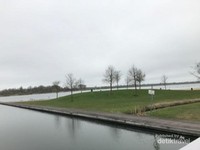 Tampak danau buatan di sekitar taman yang sepi Tampak danau buatan di sekitar taman yang sepi