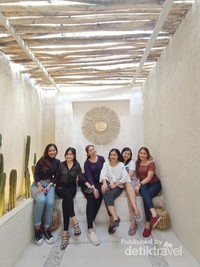 Foto bareng teman di Luar Foto bareng teman di Luar