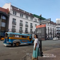 Sebuah jeepney melintas di kawasan Intramuros. Sebuah jeepney melintas di kawasan Intramuros.