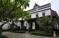 Bagian luar bangunan di samping bangunan utama. Bagian luar bangunan di samping bangunan utama.