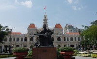 Potret Saigon City Hall lengkap dengan Patung tokoh ternama dalam sejarah Viet Nam, Ho Chi Minh. Potret Saigon City Hall lengkap dengan Patung tokoh ternama dalam sejarah Viet Nam, Ho Chi Minh.
