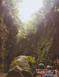 Jalan menuju Air Terjun Tukad Cepung Jalan menuju Air Terjun Tukad Cepung