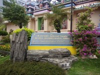Tugu Kuil yang dibangun di sisi kiri kuil sebelum pintu masuk dan dikelilingi taman mungil yang cantik. Tugu Kuil yang dibangun di sisi kiri kuil sebelum pintu masuk dan dikelilingi taman mungil yang cantik.