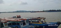 Perahu-perahu masih bersandar di dermaga sungai Mahakam. Perahu-perahu masih bersandar di dermaga sungai Mahakam.