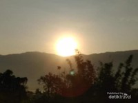 Mentari terbit dari ufuk Timur Kota Kalabahi. Mentari terbit dari ufuk Timur Kota Kalabahi.