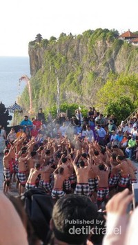 Pertunjukan Tari Kecak di Pura Uluwatu Pertunjukan Tari Kecak di Pura Uluwatu