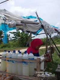 Mampir di warung seorang ibu penjual legen di Kecamatan Panceng. Mampir di warung seorang ibu penjual legen di Kecamatan Panceng.