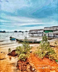 Pantai cantik di Bengkalis, Riiau. Perahu-perahu terdampar, langit biru dan awan cerah menambah keindahan alam. Pantai cantik di Bengkalis, Riiau. Perahu-perahu terdampar, langit biru dan awan cerah menambah keindahan alam.