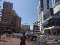 Berjalan menuju Kuching waterfront dan pemandangan bangunan-bangunan modern di sekitarnya. Berjalan menuju Kuching waterfront dan pemandangan bangunan-bangunan modern di sekitarnya.
