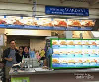 bersama Ibu Wardani, owner Waroeng Wardani bersama Ibu Wardani, owner Waroeng Wardani