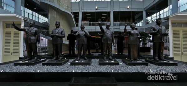 Patung Presiden RI ke 1 sampai ke 6 di lantai dasar museum (sumber : https://museumkepresidenan.indonesiaheritage.org/) Patung Presiden RI ke 1 sampai ke 6 di lantai dasar museum (sumber : https://museumkepresidenan.indonesiaheritage.org/)