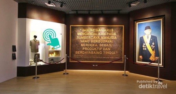 Selain itu ada juga koleksi barang-barang pribadi milik presiden RI ke - 3 Ri, BJ. Habibie ( (sumber : https://museumkepresidenan.indonesiaheritage.org/) Selain itu ada juga koleksi barang-barang pribadi milik presiden RI ke - 3 Ri, BJ. Habibie ( (sumber : https://museumkepresidenan.indonesiaheritage.org/)