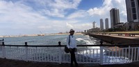 Menikmati udara segar di Galle Face Green Menikmati udara segar di Galle Face Green