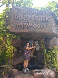 Berfoto di kawasan masuk Dino park. Berfoto di kawasan masuk Dino park.