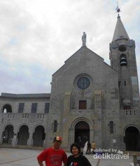 Berfoto di halaman Kapel Our Lady of Penha. Berfoto di halaman Kapel Our Lady of Penha.