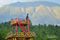 Salah satu spot foto yang disuguhkan pemandangan langsung menghadap ke gunung merbabu Salah satu spot foto yang disuguhkan pemandangan langsung menghadap ke gunung merbabu