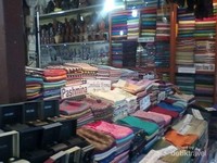 Aneka Pashmina ditawarkan dengan harga 4-5 USD. Aneka Pashmina ditawarkan dengan harga 4-5 USD.