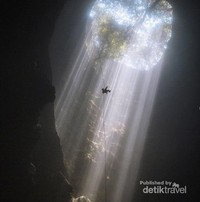 Menguji adrenalin di goa jomblang (dok folkindonesia) Menguji adrenalin di goa jomblang (dok folkindonesia)