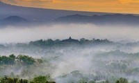 Sunrise puncak Punthuk Setumbu. foto: @ayahalmira Sunrise puncak Punthuk Setumbu. foto: @ayahalmira