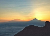 Melihat kemegahan alam dari atas Puncak Suroloyo Melihat kemegahan alam dari atas Puncak Suroloyo