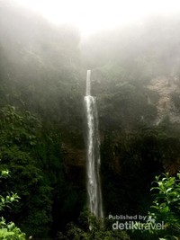 Curug Cimahi saat kabut mulai turun Curug Cimahi saat kabut mulai turun
