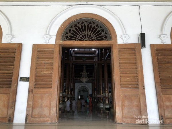 Potret Masjid Sunan Ampel Surabaya yang Bersejarah