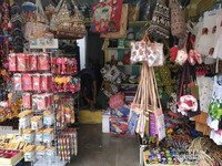 Sebuah kedai cendera mata di pasar malam Rawai Phuket. Sebuah kedai cendera mata di pasar malam Rawai Phuket.