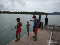 Anak-anak pantai Rawai ketika disapa oleh pendatang, lucu sekali ekspresinya. Anak-anak pantai Rawai ketika disapa oleh pendatang, lucu sekali ekspresinya.