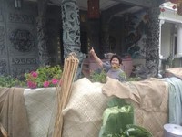Berfoto di kuil yang ada di Lebuh Acheh. Berfoto di kuil yang ada di Lebuh Acheh.