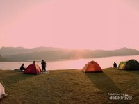 Suasana Camping di Waduk Sermo pada pagi hari Suasana Camping di Waduk Sermo pada pagi hari