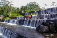 Berfoto di tempat Wisata Gerojogan Watu Purbo Berfoto di tempat Wisata Gerojogan Watu Purbo