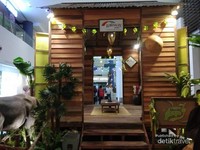 Replika rumah kampung di salah satu sudut KLIA2 Replika rumah kampung di salah satu sudut KLIA2