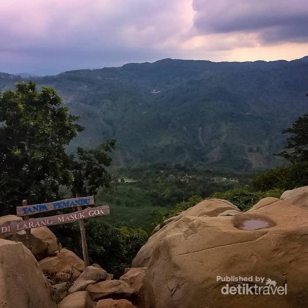 Bukan Taman  Bunga  Ini Taman  Batu  di Majalengka