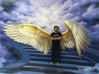 Sayapnya Seakan-akan Keluar dari Gambar Sayapnya Seakan-akan Keluar dari Gambar