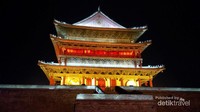 Bell Tower, Landmark di tengah kota kota Xian , hanya berjarak ratusan meter dari Masjid tua Xian yang dibangun sekitar tahun 700 M Bell Tower, Landmark di tengah kota kota Xian , hanya berjarak ratusan meter dari Masjid tua Xian yang dibangun sekitar tahun 700 M