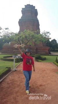 Berfoto dengan latar belakang Candi Brahu. Berfoto dengan latar belakang Candi Brahu.