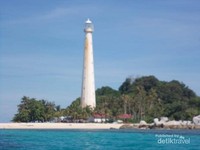 Pulau lengkuas dengan mercusuarnya dari kejauhan. Pulau lengkuas dengan mercusuarnya dari kejauhan.