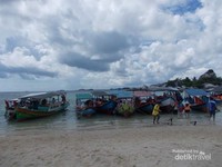 Mendarat di pulau Lengkuas Belitung. Mendarat di pulau Lengkuas Belitung.