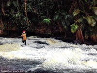 ayo, uji nyali menyeberangi air terjun Kandua Raya ayo, uji nyali menyeberangi air terjun Kandua Raya