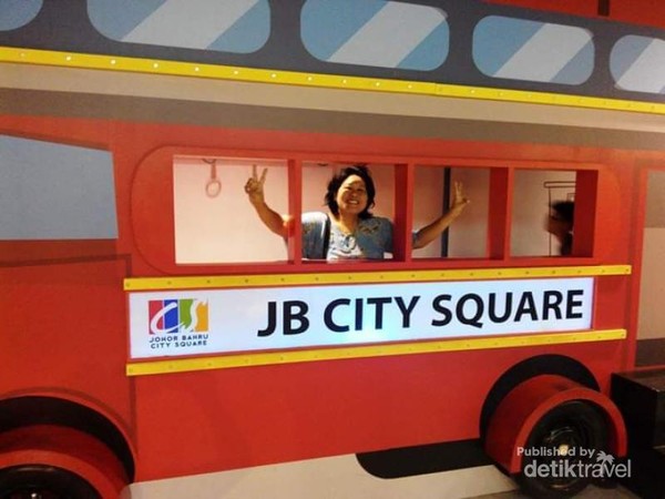 Replika bus wisata JB City Square