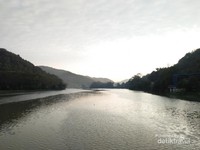 Sungai Serayu dilihat dari bendung Gerak Serayu Sungai Serayu dilihat dari bendung Gerak Serayu
