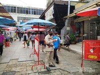 Pengecekan suhu badan di pintu masuk pasar Pengecekan suhu badan di pintu masuk pasar