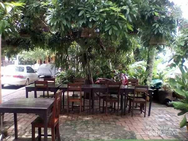 Meja dan kursi sebuah restoran di tepi sungai Mekong.