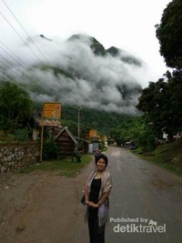 Pagiku di Muang Ngoi dengan latar pegunungan Karst. Pagiku di Muang Ngoi dengan latar pegunungan Karst.