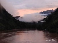 Tepian sungai Nam Ou dan Pegunungan Karst Tepian sungai Nam Ou dan Pegunungan Karst