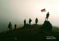 Sensasinya terasa berbeda saat berada di puncak bunium Sensasinya terasa berbeda saat berada di puncak bunium