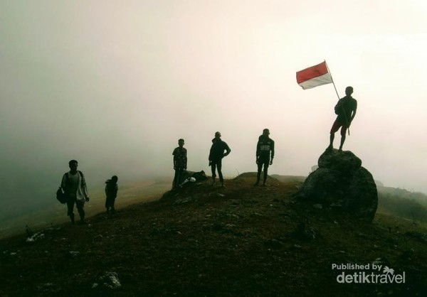 Mengibarkan Merah Putih di Puncak Bunium