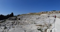 Teatro Greco (Teater Yunani). Di bangun abad ke 5 SM dengan 59 baris yang bisa menampung 15.000 orang Teatro Greco (Teater Yunani). Di bangun abad ke 5 SM dengan 59 baris yang bisa menampung 15.000 orang