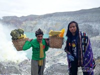 Penambang mengangkut 70-80 kg belerang dengan naik turun ke Kawah Ijen. Harga belerang yang tidak stabil, kadang dihargai Rp 1.500 atau bisa kurang. Penambang mengangkut 70-80 kg belerang dengan naik turun ke Kawah Ijen. Harga belerang yang tidak stabil, kadang dihargai Rp 1.500 atau bisa kurang.