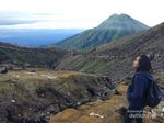 Di Sela Indah Kawah Ijen, Ada Penambang Bertaruh Nyawa